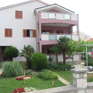 apartman-karlo-ema.hotelinzadar.com/